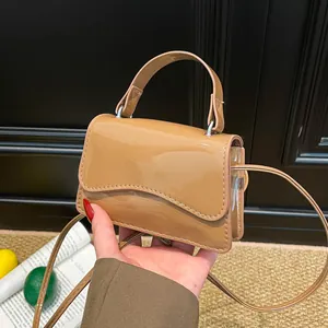 Elegante borsa in vernice kaki con patta ondulata e tracolla sottile per donna