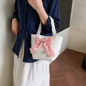 Bolso tote grande de lona con estampado de estrellas y un lazo grande de raso rosa