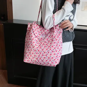 Sac fourre-tout rose à fleurs avec texture plissée et grande capacité pour le travail