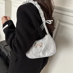 Sac à épaule argenté métallisé avec nœud, texture plissée et finitions dorées