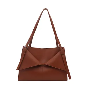 Borsa tote in pelle marrone rossiccio scuro con design a busta e tracolla regolabile chic