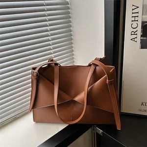 Grand cabas en cuir marron au design géométrique plié avec de fines bandoulières