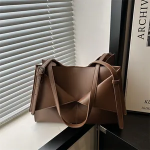 Grand sac cabas vintage marron foncé avec design géométrique plié et bandoulière cuir