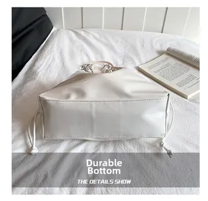 Détail du fond renforcé résistant à l'usure du sac cabas blanc en cuir PU