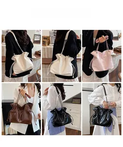 Collage de sacs cabas à chaîne et cordon brillants en crème, rose, marron et noir