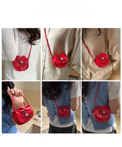 Vue détaillée du sac à bandoulière rouge pour filles avec poney et nœud décoratif