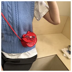 Détail du sac à bandoulière rouge pour filles avec broderie cheval et nœud sur modèle