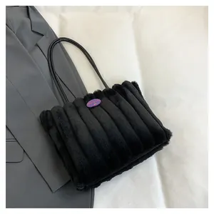Vue détaillée du sac cabas en peluche noire avec matelassage vertical et logo violet