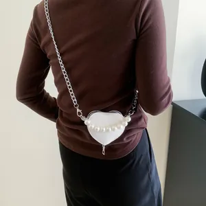 Borsa a tracolla bianca a forma di cuore con catena di perle e tracolla in metallo argento