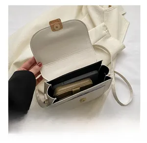 Vue intérieure montrant la capacité d'un sac à bandoulière minimaliste crème