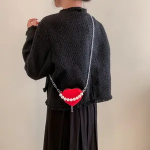 Mini borsa a tracolla rossa a forma di cuore con perle e catena argentata