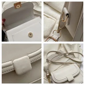 Détails du sac bandoulière en cuir blanc avec boucle magnétique dorée et crochets de sangle