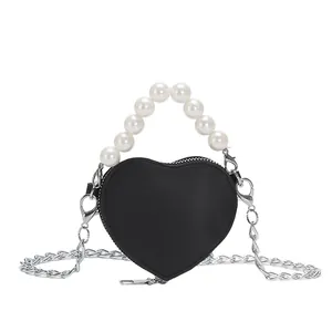 Borsa a tracolla alla moda a forma di cuore nera con manico di perle e catena d'argento