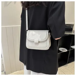 Petit sac bandoulière crème chic porté par un mannequin pour un look quotidien