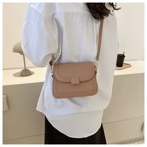 Mannequin portant un sac à bandoulière minimaliste abricot avec coutures raffinées