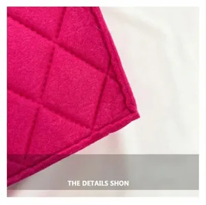 Nahaufnahme von rosarotem Filz-Steppstoff mit präzisen Nähten und dicker Textur für Taschen