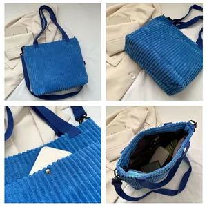 Dettagli della borsa tote in velluto blu che mostrano l'interno e la trama del tessuto