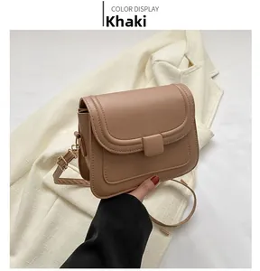 Détail du sac bandoulière kaki avec texture lisse et boucle en métal doré carré