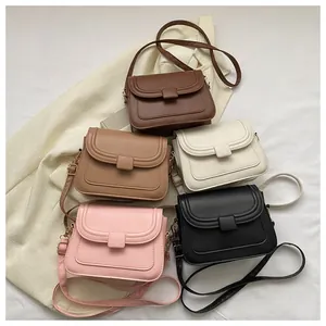 Vue à plat de sacs à bandoulière en marron, beige, rose et noir sur fond blanc épuré
