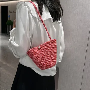 Borsa a tracolla intrecciata vintage rossa e rosa con chiusura a perla da donna