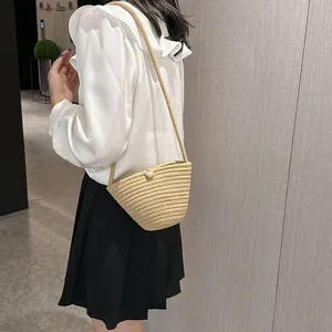 Elegante borsa a secchiello intrecciata kaki chiaro con chiusura a perla e tracolla