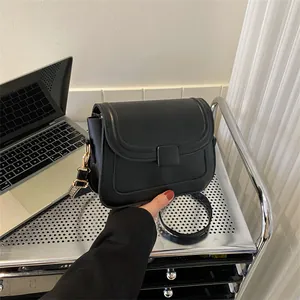 Sac Bandoulière Carré en Cuir PU pour Femmes Sac à Épaule Minimaliste avec Rabat Sac Sous le Bras Mode Sac Messager Simple