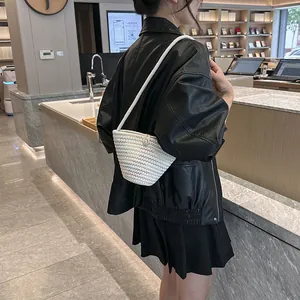 Elegante borsa a secchiello intrecciata da donna con motivi a onde colorate e tracolla