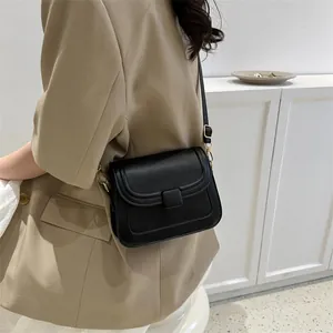 Sac à bandoulière classique en cuir noir pour femme avec boucle dorée ajustable