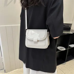 Sac à bandoulière minimaliste blanc crème en cuir PU avec boucle rectangulaire pour femme