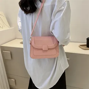 Sac à bandoulière rose minimaliste en similicuir avec boucle carrée pour femmes