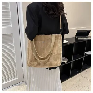 Dettaglio borsa tote in velluto a coste kaki con trama strutturata e manici
