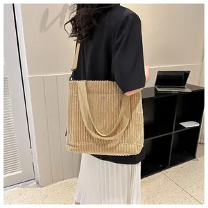Dettaglio della borsa tote in velluto beige con trama a costine e bottone a pressione