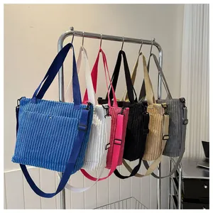 Dettaglio di borse tote in velluto a coste in sei colori con tracolle staccabili