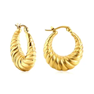 Elegante gouden croissant oorbellen met gepolijst spiraalontwerp voor een moderne retro look