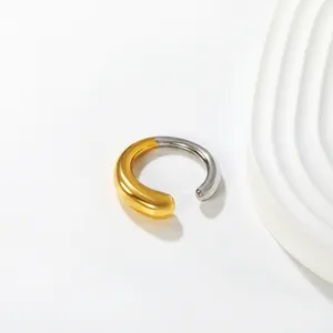 Makro-Detail des polierten, zweifarbigen Gold-Silber-Rings mit elegantem, offenem Design