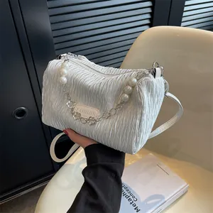 Women Pleated Canvas Shoulder Bag Faux Artificial Pearl Flower Chain Crossbody Bag Commuting Fashion Textured Bag Silky Appearance