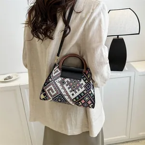 Sac bandoulière tissé ethnique avec motifs géométriques et poignées en bois chic
