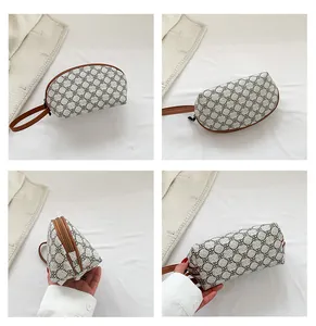 Vista multi-angolo di una borsa a mezzaluna con motivi geometrici e manici in pelle