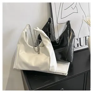 Détail du sac hobo minimaliste en cuir PU brillant avec bandoulière à chaîne argentée