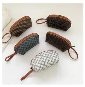 Vista dettagliata di varie pochette a mezzaluna in diverse fantasie e finiture moda