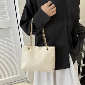 Sac bandoulière matelassé beige avec chaînes dorées et design rectangulaire élégant