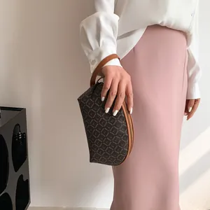 Borsa a mano a mezzaluna con motivo monogramma marrone per uno stile elegante e casual