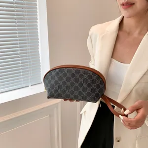 Pochette a semicerchio grigio scuro con motivi geometrici e cinturino da polso marrone moda