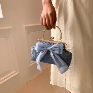 Sac élégant en tweed bleu avec nœud en mousseline et poignée perlée dorée chic
