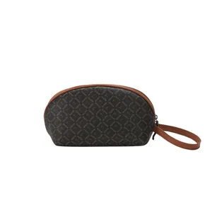 Pochette a mezzaluna marrone scuro minimalista con motivo monogramma e cinturino