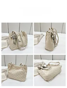 Vues détaillées du sac fourre-tout beige à motif damier avec anses et foulard décoratif
