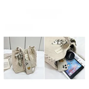 Détail de l'intérieur du grand sac cabas tressé beige pour tablette et effets personnels