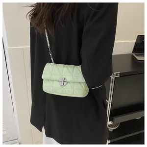 Détail du petit sac bandoulière matelassé vert clair avec fermoir argenté et chaîne