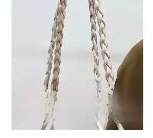 Vue détaillée de la poignée tressée d'un grand sac cabas rétro de couleur crème