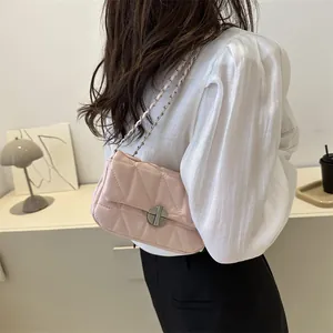 Sac bandoulière rose matelassé avec surpiqûres losanges et chaîne en métal